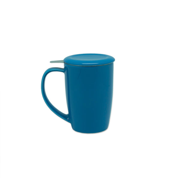 Grande tasse bleue avec filtre à thé pratique à utiliser sur son lieux de travail